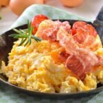 Huevos revueltos con tocino